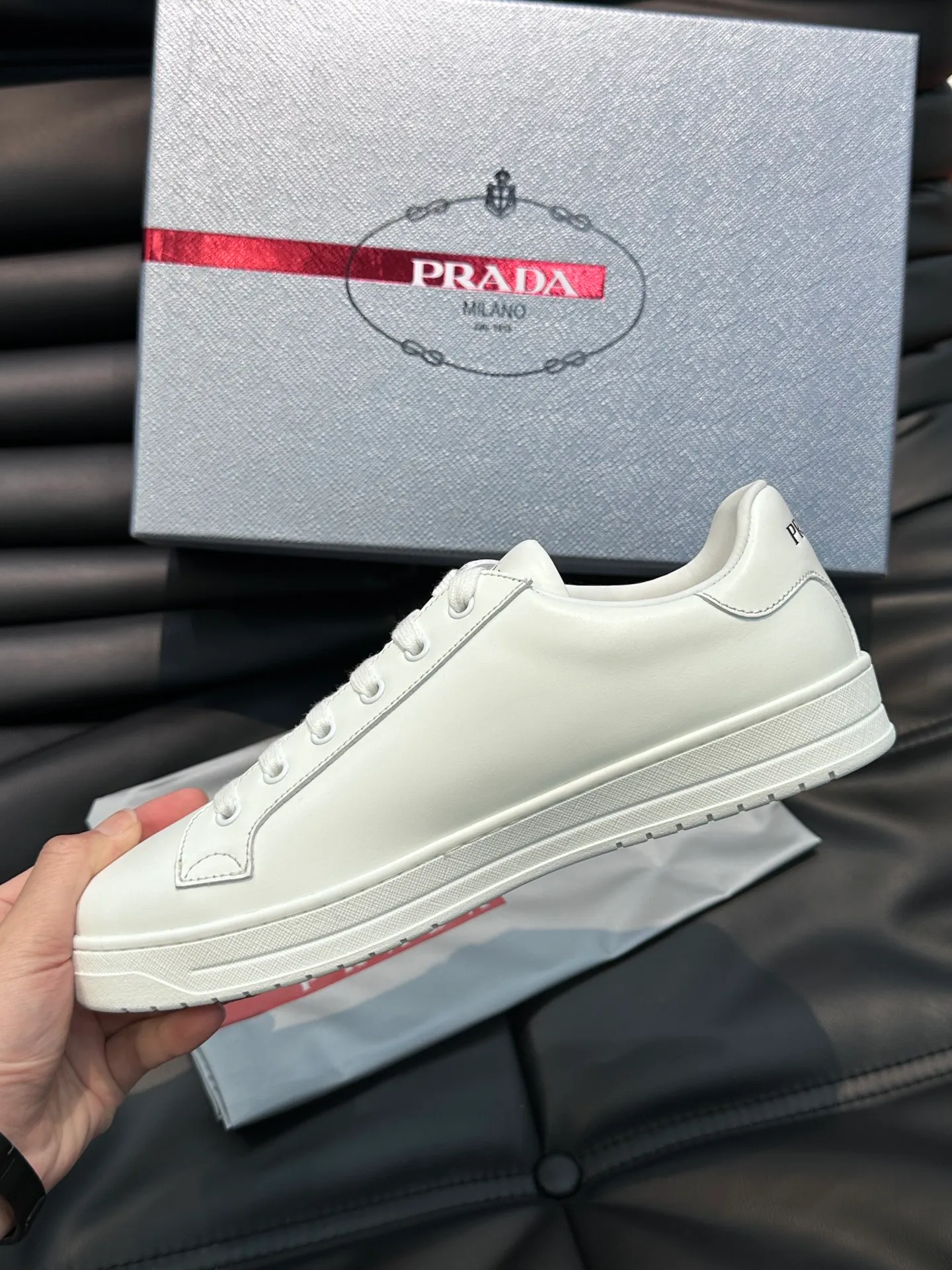 Men's shoes 💰p360 "Men's shoes 💰pRAD*" Prada's new high-end men's casual sports shoes. This leather sports shoe uses calfskin upper. The body of the shoe interprets the Prada letter brand logo from multiple angles. The brand logo is embellished on one side of the upper, all explaining the brand style. Sheepskin lining, lightweight, comfortable and durable! Size: 38-44